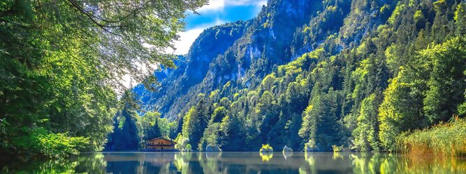 Trip Serbien Reisetipps - Berglsteiner See -  Alpenidylle pur - in Tirol, Österreich. Er ist nur einer, von den vielen Naturjuwelen in der Alpenrepublik. Von der Natur Tirols verzaubern lassen. Der idyllische Berglsteiner See ist ein Kraftplatz für Körper und Geist. Umgeben von Wald- und Schilflandschaft mit einer maximalen Tiefe von 2 Meter auf 713m Höhe über dem Meeresspiegel. Der Berglsteinersee ist einer der vielen Seen, die man in der Region Kramsach in Tirol finden kann.  Der Berglsteinersee ist durch seine Lage und seine Umgebung ein ganz besonderer See. Der See ist umgeben von Wäldern und Bergen und bietet eine ruhige und entspannte Atmosphäre. An einem sonnigen Tag kann man hier viele Wassersportarten ausüben oder einfach nur die Sonne genießen. Es ist auch ein großartiger Ort zum Schwimmen oder für eine Bootsfahrt.