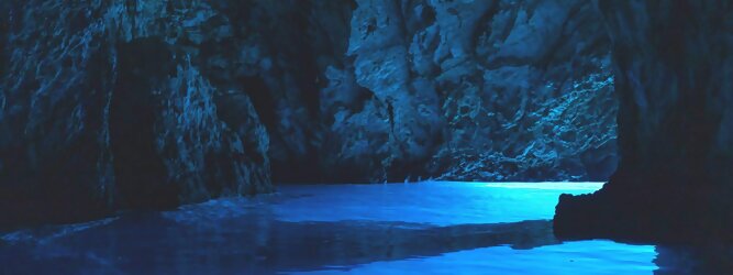 Trip Serbien Reisetipps - Die Blaue Grotte von Bisevo in Kroatien ist nur per Boot erreichbar. Atemberaubend schön fasziniert dieses Naturphänomen in leuchtenden intensiven Blautönen. Ein idyllisches Highlight der vorzüglich geführten Speedboot-Tour im Adria Inselparadies, mit fantastisch facettenreicher Unterwasserwelt. Die Blaue Grotte ist ein Naturwunder, das auf der kroatischen Insel Bisevo zu finden ist. Sie ist berühmt für ihr kristallklares Wasser und die einzigartige bläuliche Farbe, die durch das Sonnenlicht in der Höhle entsteht. Die Blaue Grotte kann nur durch eine Bootstour erreicht werden, die oft Teil einer Fünf-Insel-Tour ist.
