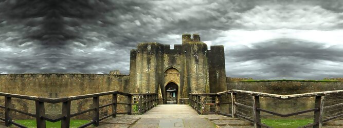 Trip Serbien Reisetipps - Caerphilly Castle - ein Bollwerk aus dem 13. Jahrhundert in Wales, Vereinigtes Königreich. Mit einem aufsehenerregenden Turm, der schiefer ist wie der Schiefe Turm zu Pisa. Wie jede Burg mit Prestige, hat sie auch einen Geist, „The Green Lady“ spukt in den Gemächern, wo ihr Geliebter den Tod fand. Wo man in Wales oft – und nicht ohne Grund – das Gefühl hat, dass ein Schloss ziemlich gleich ist, ist Caerphilly Castle bei Cardiff eine sehr willkommene Abwechslung. Die Burg ist nicht nur deutlich größer, sondern auch älter als die Burgen, die später von Edward I. als Ring um Snowdonia gebaut wurden.