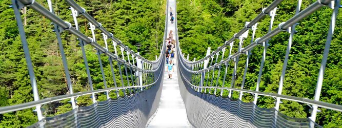 Trip Serbien Reisetipps - highline179 - Die Brücke BlickMitKick | einmalige Kulisse und spektakulärer Panoramablick | 20 Gehminuten und man findet | die längste Hängebrücke der Welt | Weltrekord Hängebrücke im Tibet Style - Die highline179 ist eine Fußgänger-Hängebrücke in Form einer Seilbrücke über die Fernpassstraße B 179 südlich von Reutte in Tirol (Österreich). Sie erstreckt sich in einer Höhe von 113 bis 114 m über die Burgenwelt Ehrenberg und verbindet die Ruine Ehrenberg mit dem Fort Claudia.