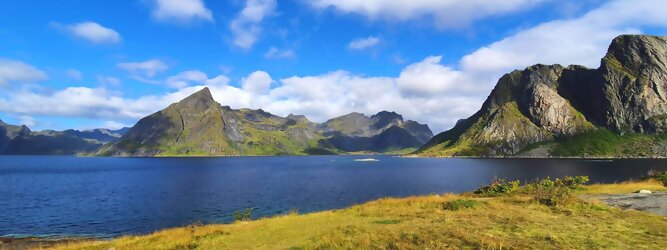 Trip Serbien Reisetipps - Die Lofoten Inseln Norwegen – Skandinaviens eiskalte Schönheit fasziniert mit atemberaubenden Nordlichtern und geradezu außerirdisch imposanten Gebirgskulissen. Land der Mitternachtssonne am Polarkreis, ein Paradies für Wanderer, Naturfreunde, Hobbyfotografen und Instagram er/innen. Die Lofoten gehören zu Norwegen und liegen nördlich des Polarkreises. Erfahren Sie hier, was für eine einzigartige Landschaft die Lofoten zu bieten haben und was Sie dort erwartet. Vorsicht akutes Fernweh! Die meisten von Ihnen kennen wahrscheinlich die Lofoten. Man stellt sich malerische Fischerdörfer vor, umgeben von hohen Bergen und tiefblauen Fjorden.