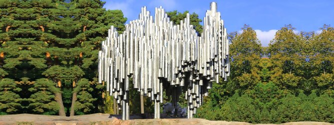 Trip Serbien Reisetipps - Sibelius Monument in Helsinki, Finnland. Wie stilisierte Orgelpfeifen, verblüfft die abstrakt kühne Optik dieser Skulptur und symbolisiert das kreative künstlerische Musikschaffen des weltberühmten finnischen Komponisten Jean Sibelius. Das imposante Denkmal liegt in einem wunderschönen Park. Der als „Johann Julius Christian Sibelius“ geborene Jean Sibelius ist für die Finnen eine äußerst wichtige Person und gilt als Ikone der finnischen Musik. Die bekanntesten Werke des freischaffenden Komponisten sind Symphonie 1-7, Kullervo und Violinkonzert. Unzählige Besucher aus nah und fern kommen in den Park, um eines der meistfotografierten Denkmäler Finnlands zu sehen.