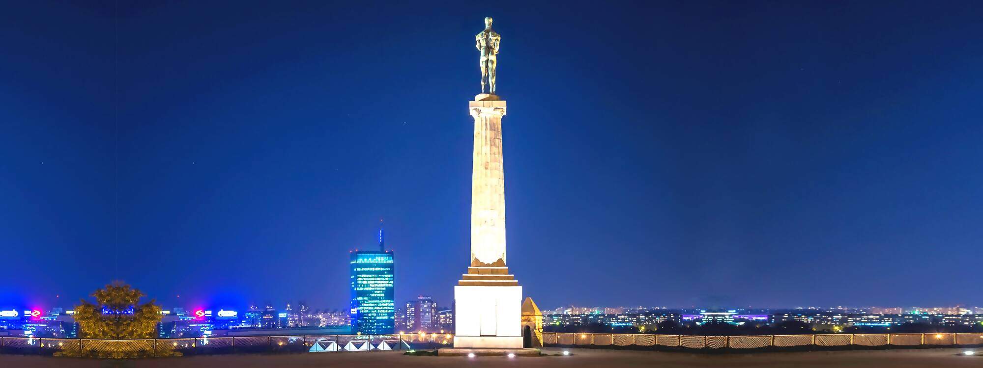 Das Friedensmonument und das Belgrader Stadtbild in Serbien